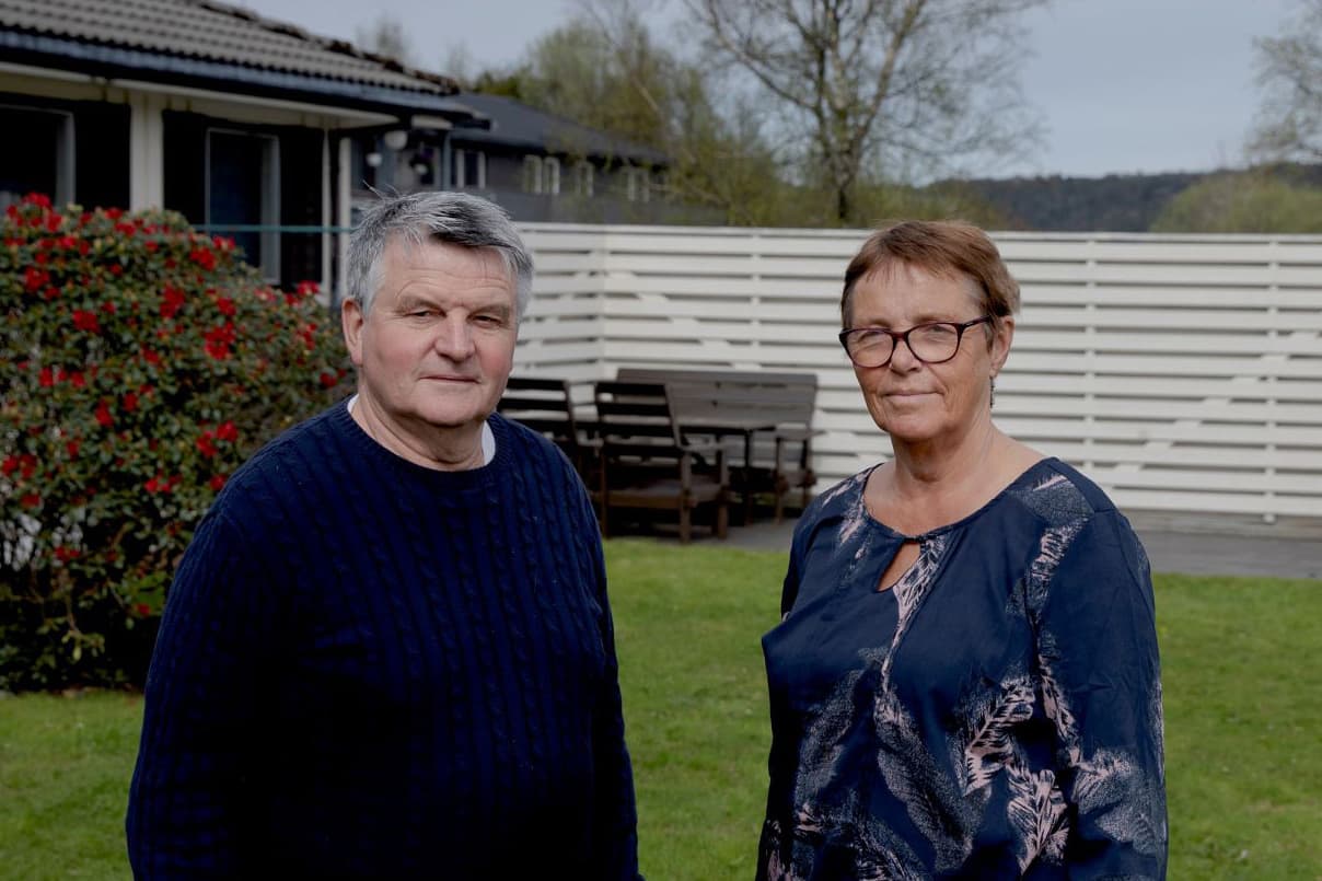 mann og kvinne står ute i en hage