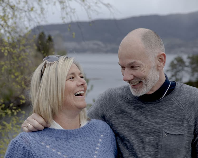 mann og kvinner smiler mot hverandre