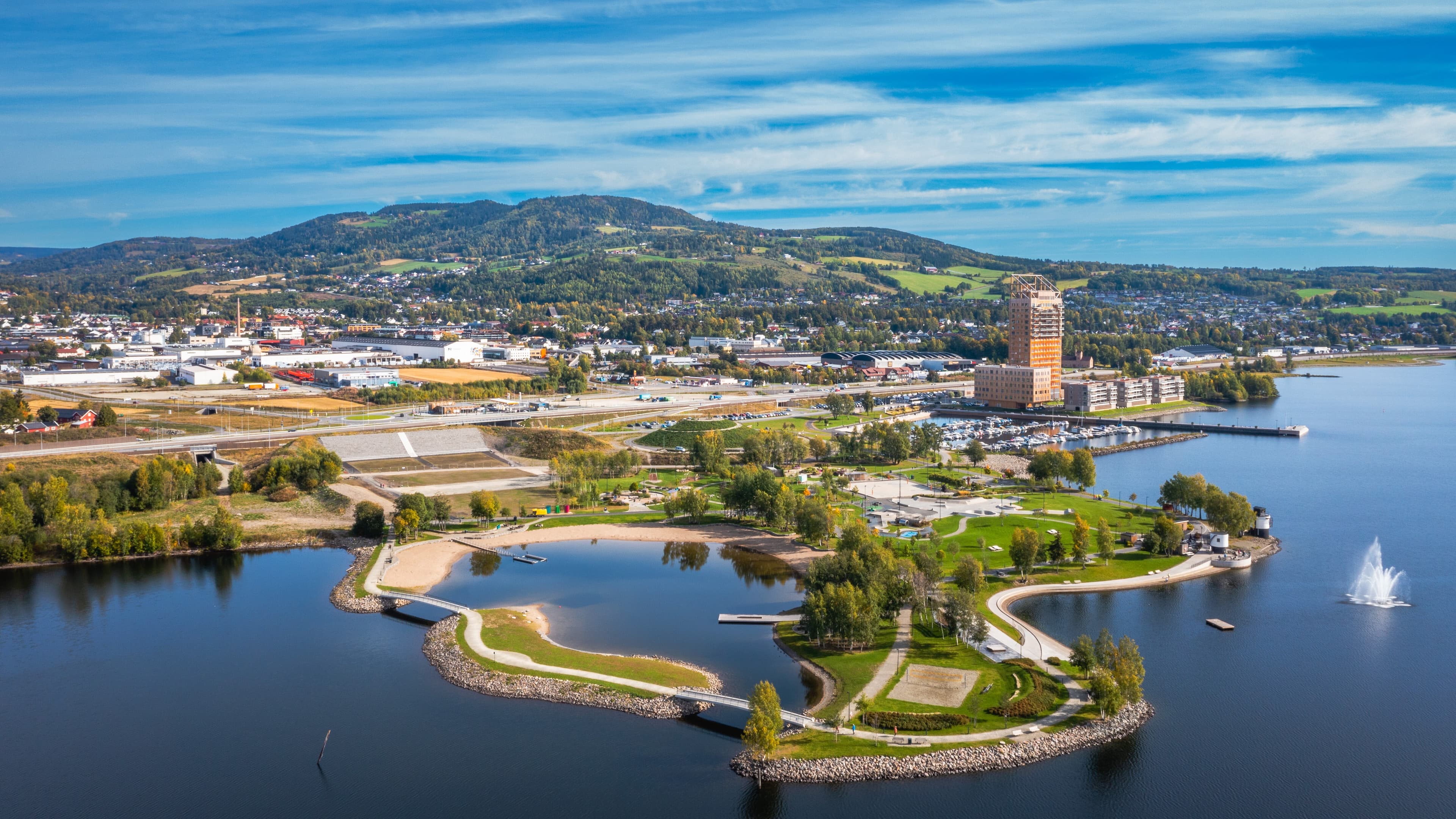 Dronebilde over Mjøsparken i Brumunddal