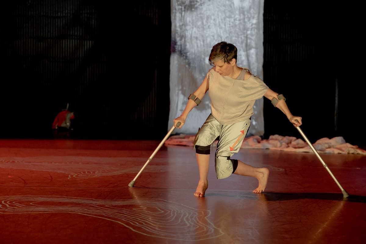 Claire Cunningham som danser med krykker