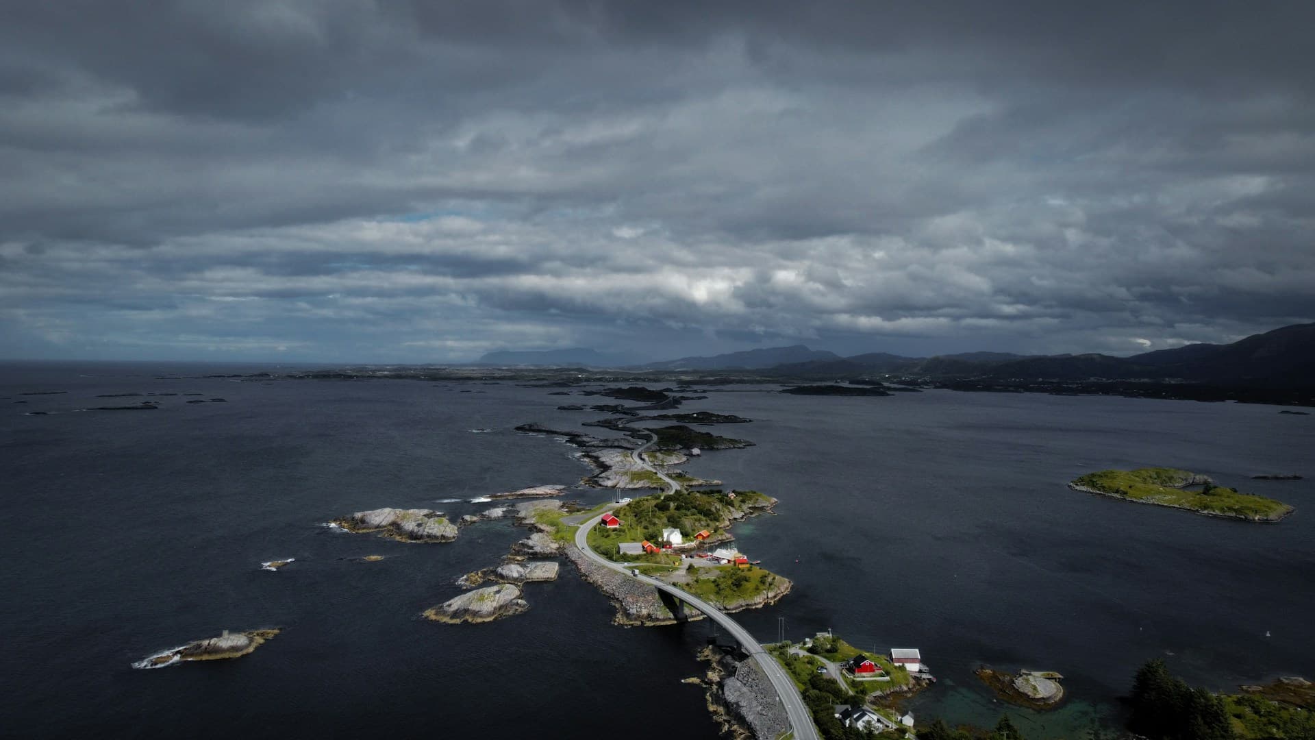 Bilde av Atlanterhavsveien ovenfra.