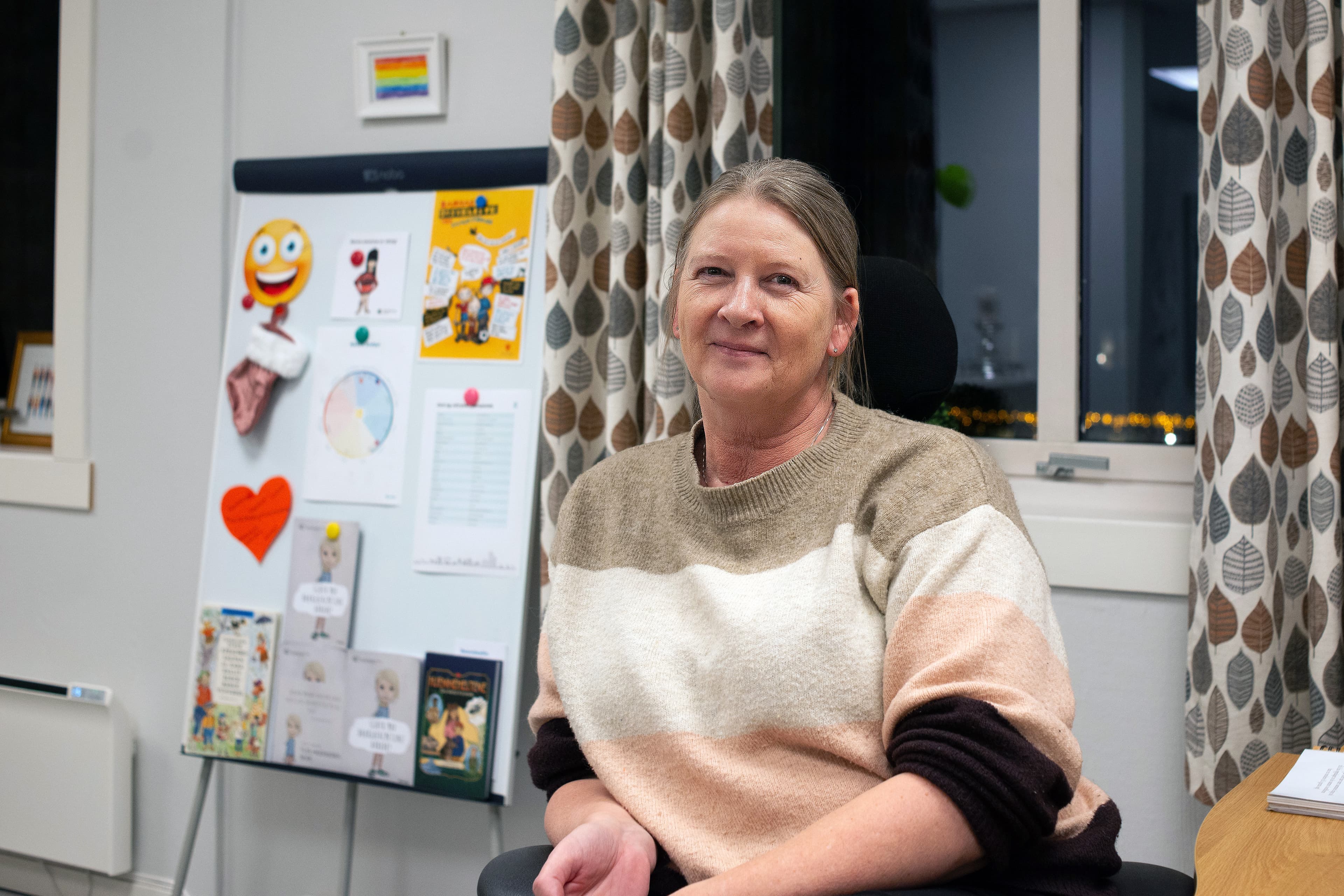 Dame sitter på et kontor