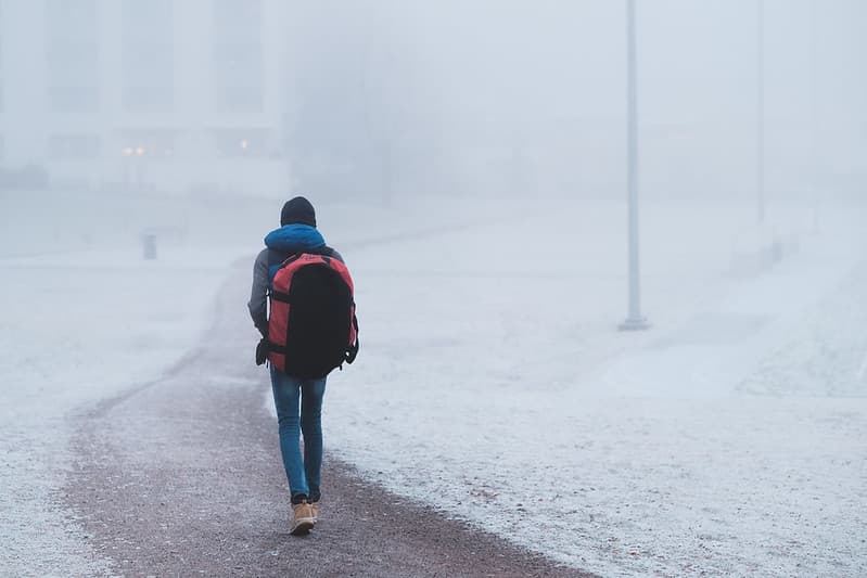 ungdom som går på sti i tåke