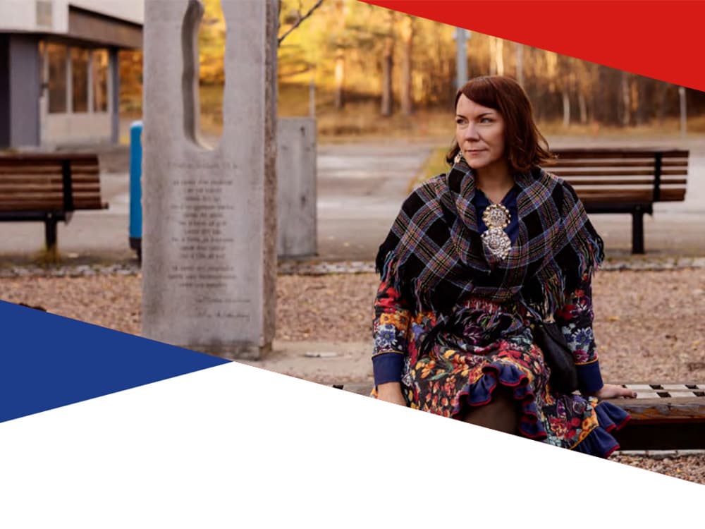 Dame sitte på en benk