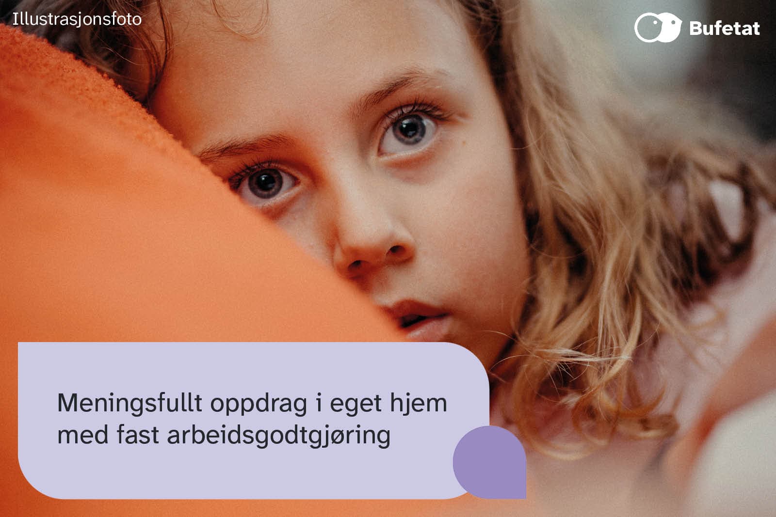 Illustrasjonsbilde av en jente med teksten "meningsfullt oppdrag i eget hjem med fast arbeidsgodtgjøring"