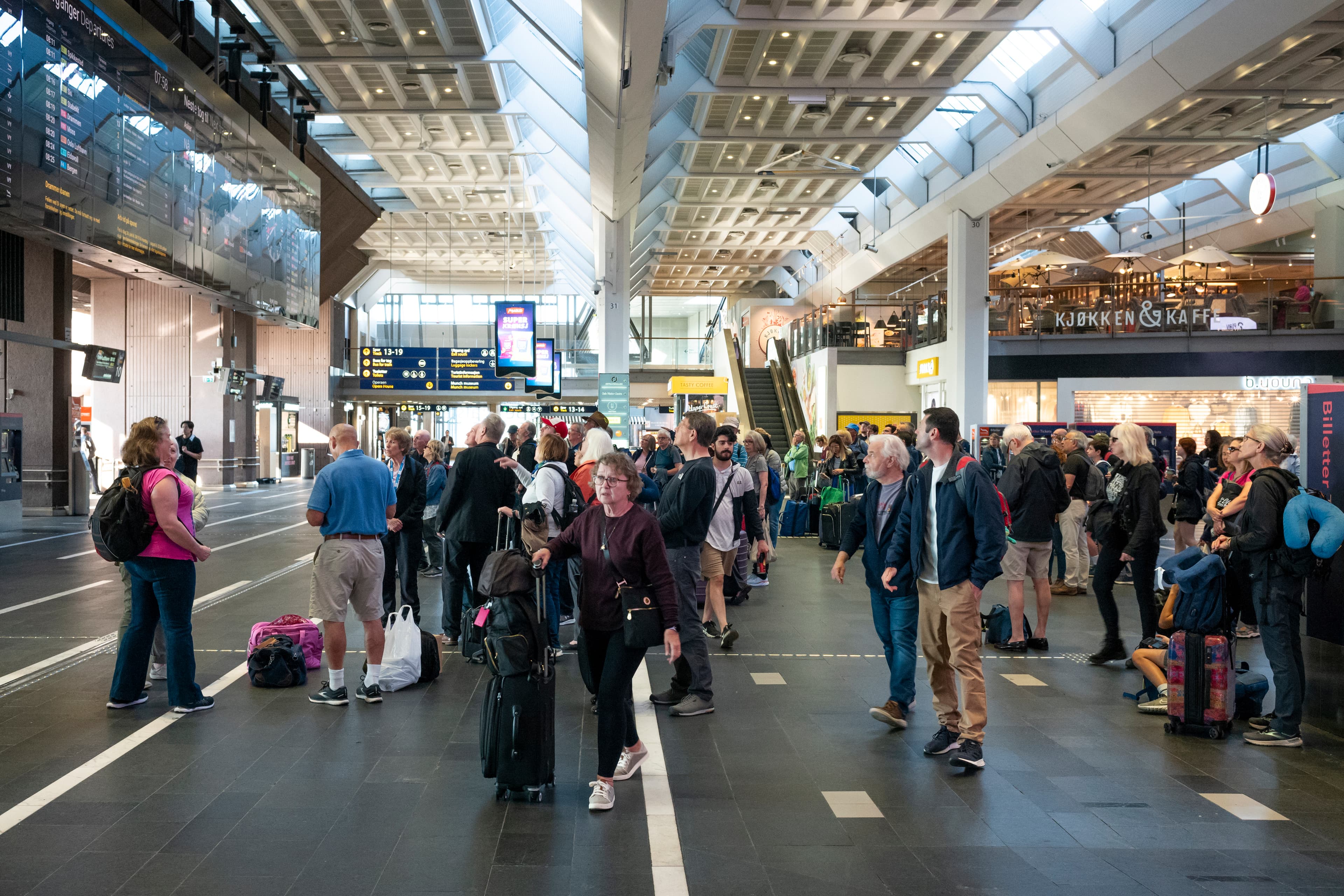 Menneskemengde på Oslo sentralstasjon.