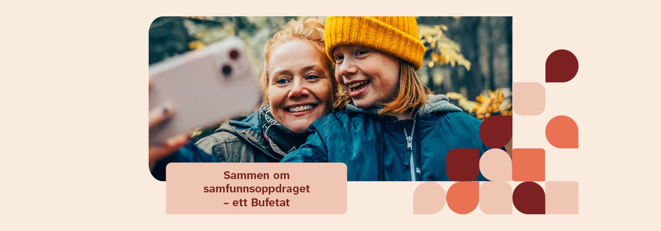 Illustrasjonsfoto av en kvinne og en ung jente i høstkledd skog, som tar selfie sammen