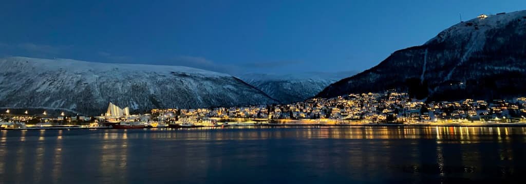 Skyline av Tromsdalen og Tromsdalstinden i mørketida