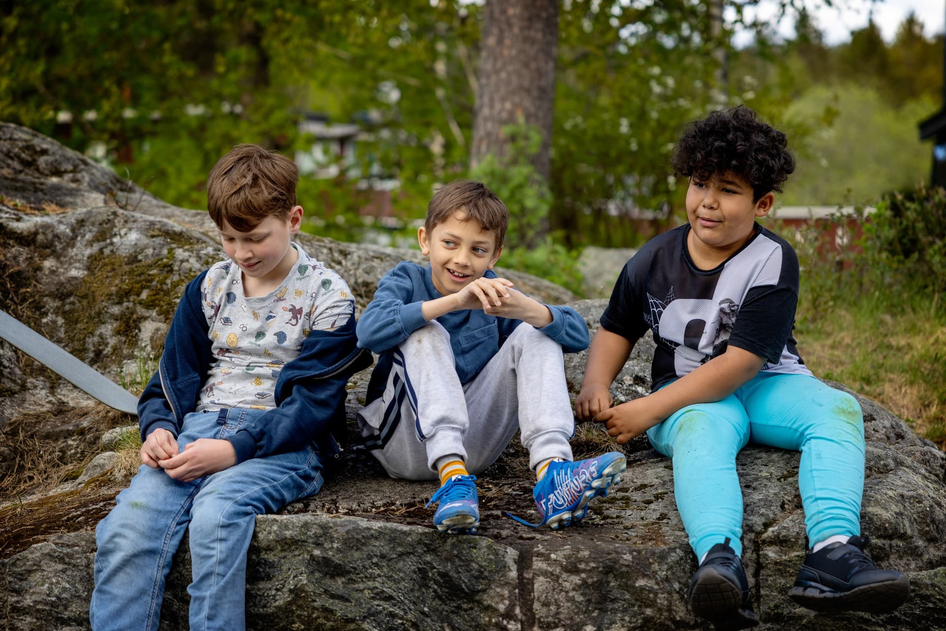 Tre barn ute i gata.