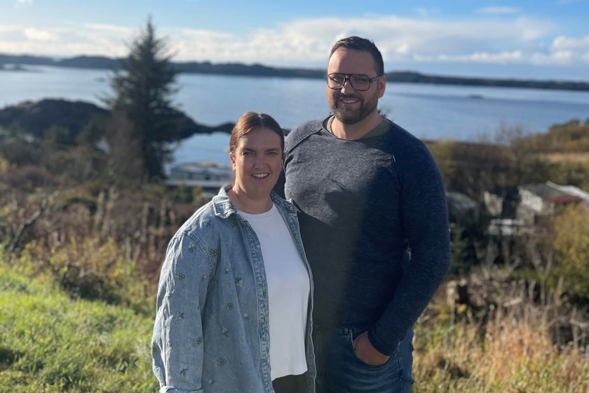 Fosterforeldra Ina og Tore smiler ved sida av kvarandre ute