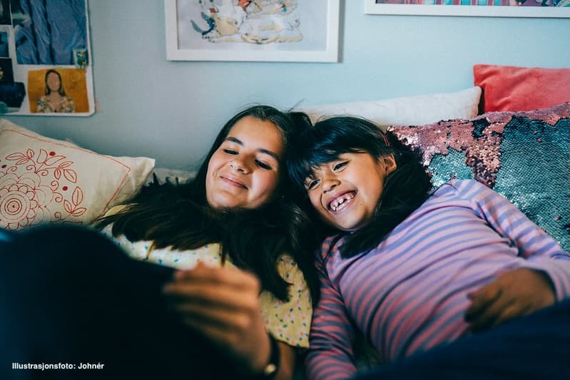 to jenter ser på mobil