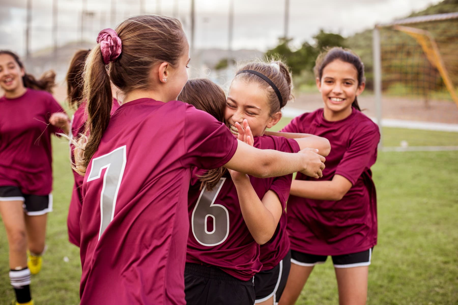 Illustrasjonsfoto: Fotballjenter som klemmer. Cavan/Adobe stock