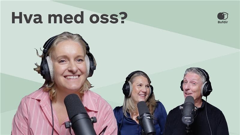 Programleder Tuva Fellman i rosa skjorte med hodetelefoner og mikrofon, sammen med to gjester i studio for «Hva med oss?