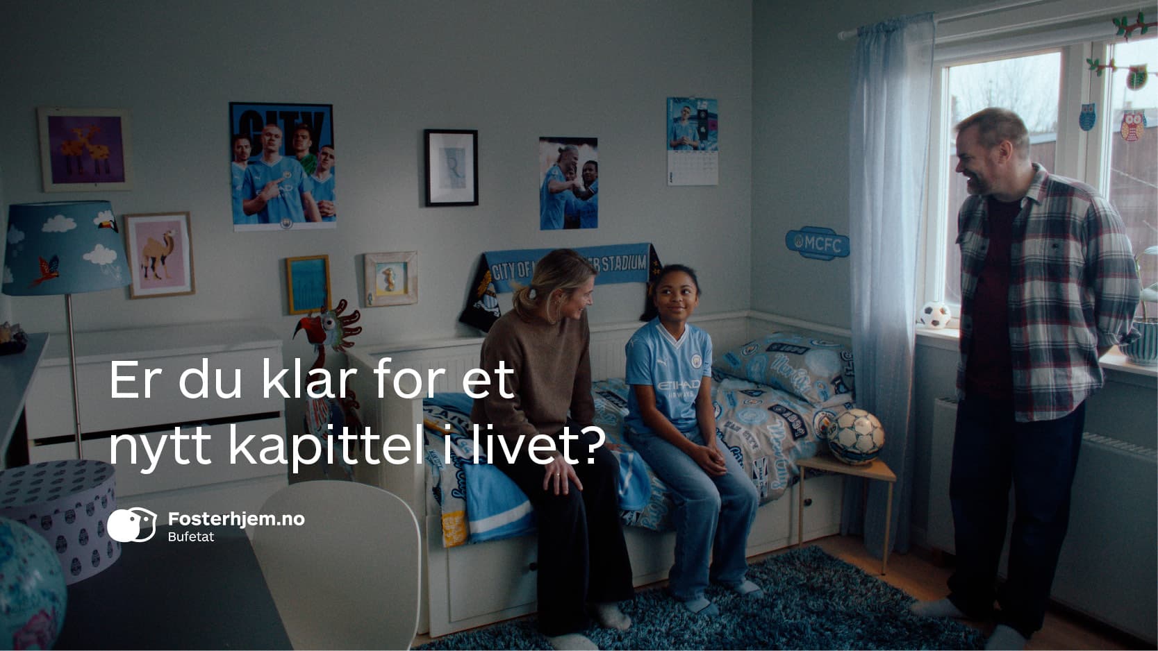 Et kvinne og en ung jente sitter på sengekanten og smiler til hverandre, en mann står oppreist og smiler til dem. Tekst: "Er du klar for et nytt kapittel i livet?"