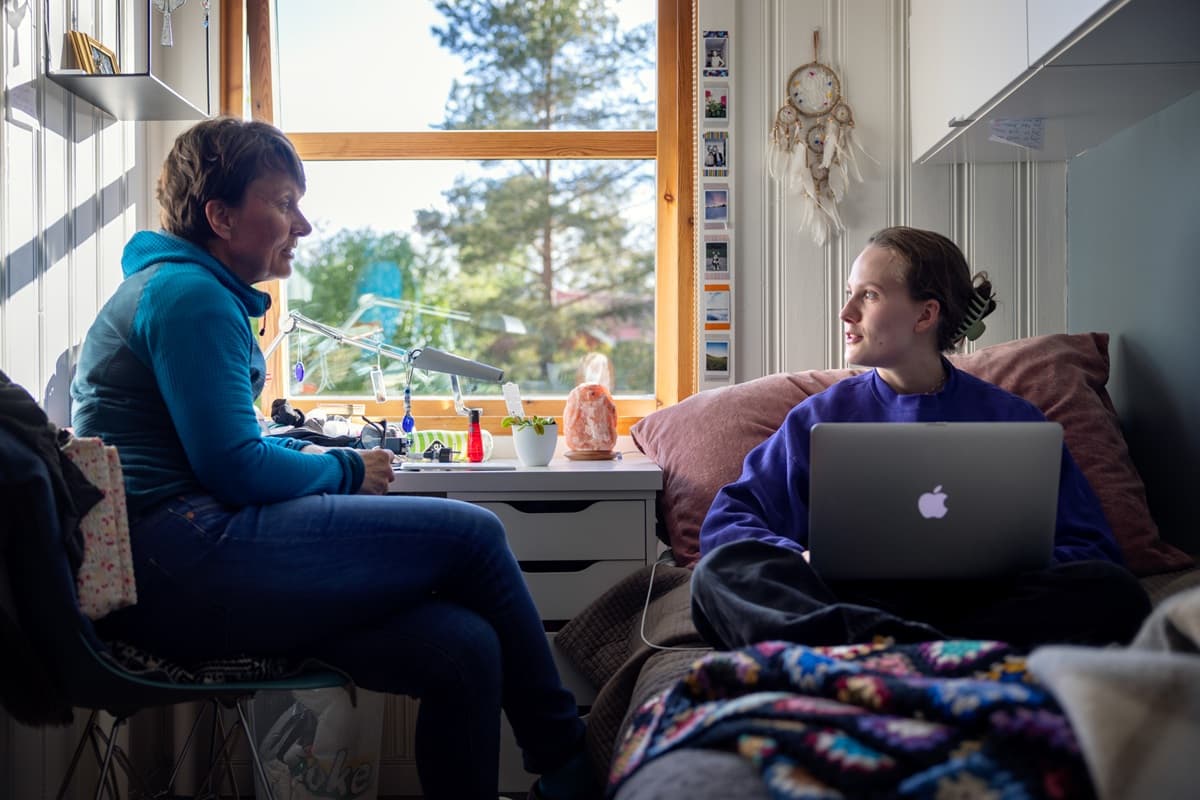 Bildet viser en jente foran Mac med far.