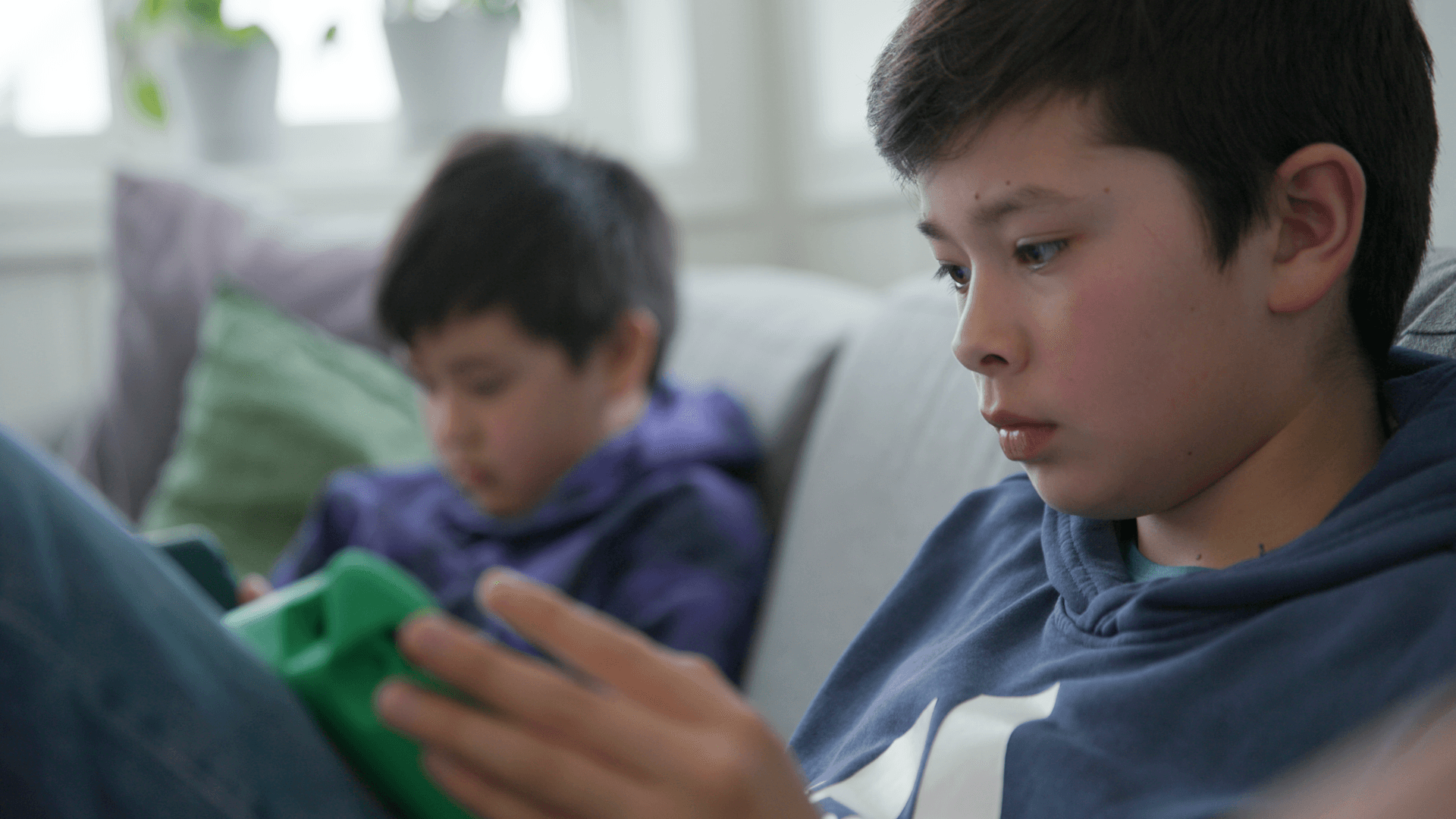 To gutter sitter sammen og gamer.
