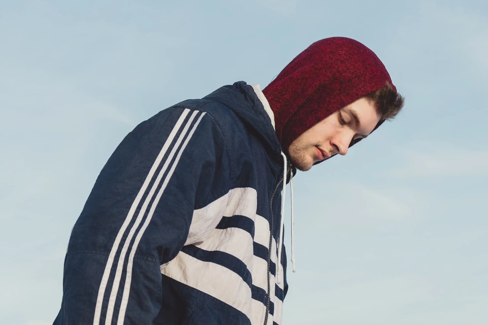 Ungdom med hettejakke ser i bakken