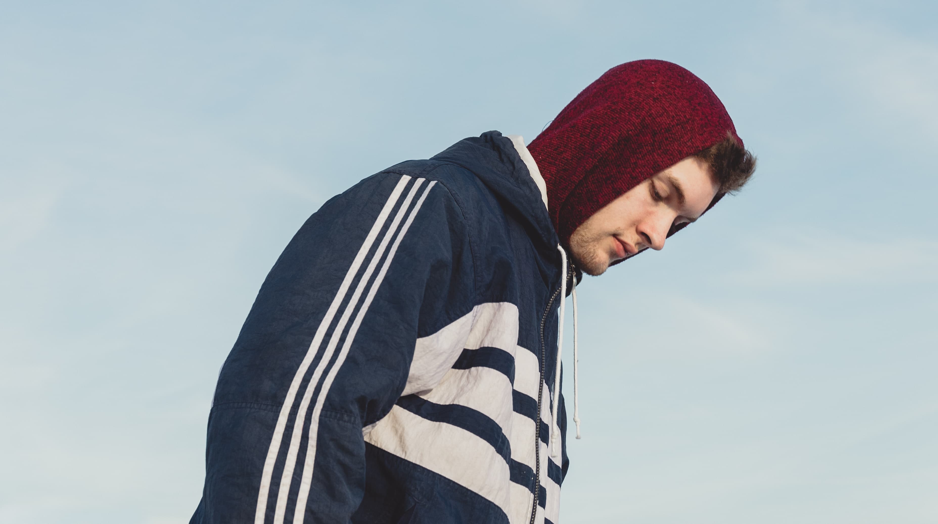 Ungdom med hettejakke ser i bakken