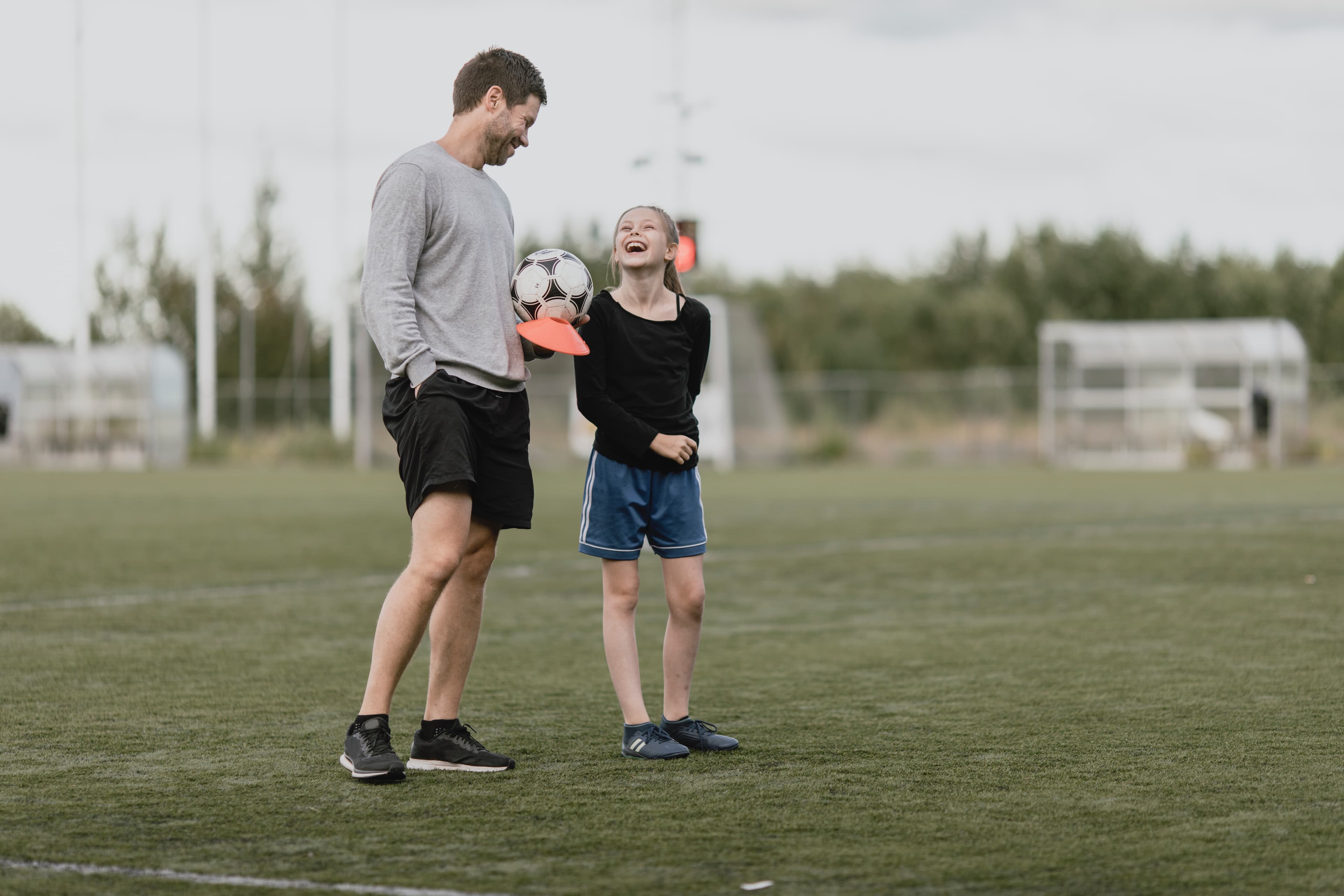 Mann og jente på fotballbane