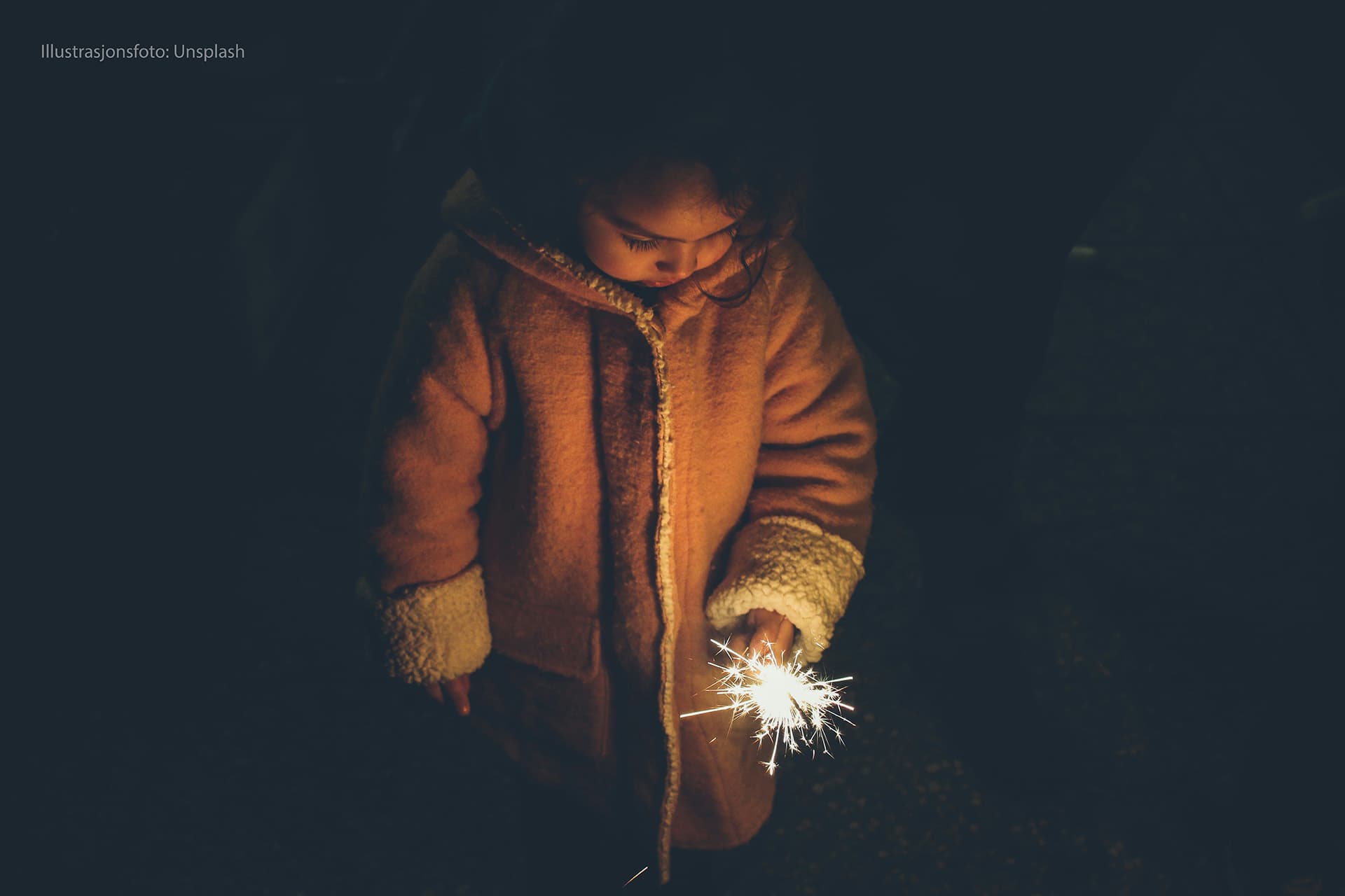 Jente ser ned på stjerneskudd som hun holder i hendene
