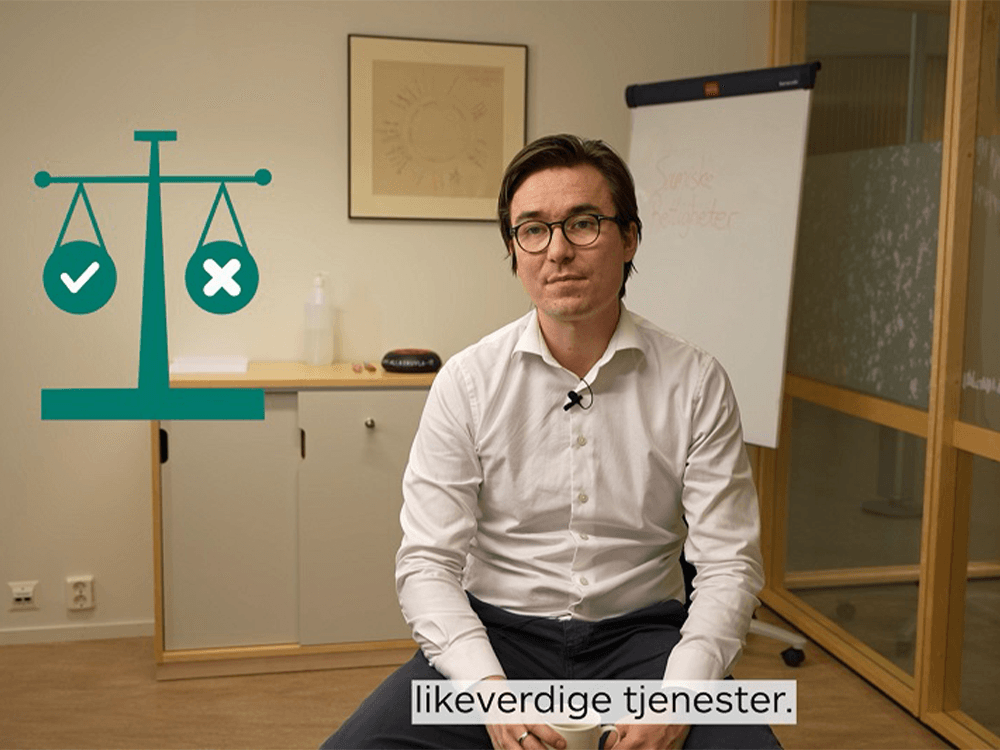 Mann sitter på en stol