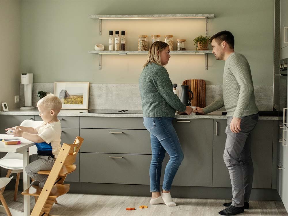 Mann og dame prater med hverandre