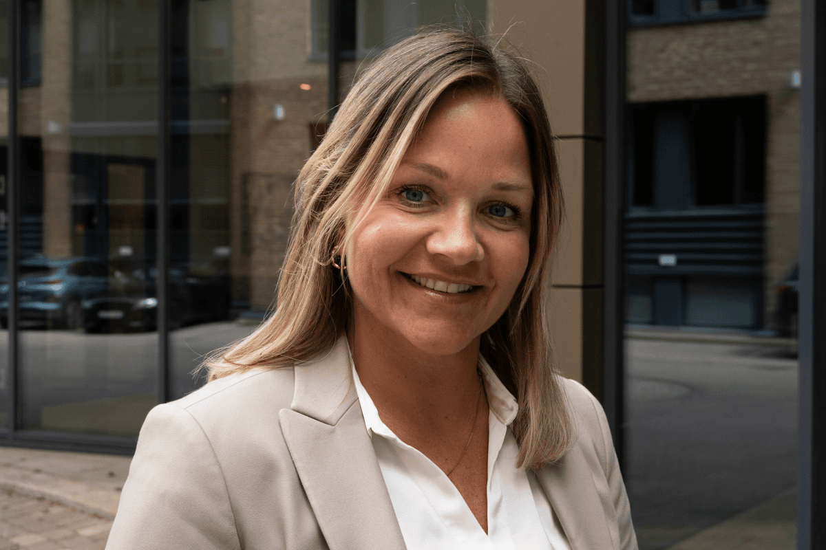 Bilde av Bente Barton Dahlberg foran Bufdirs lokaler
