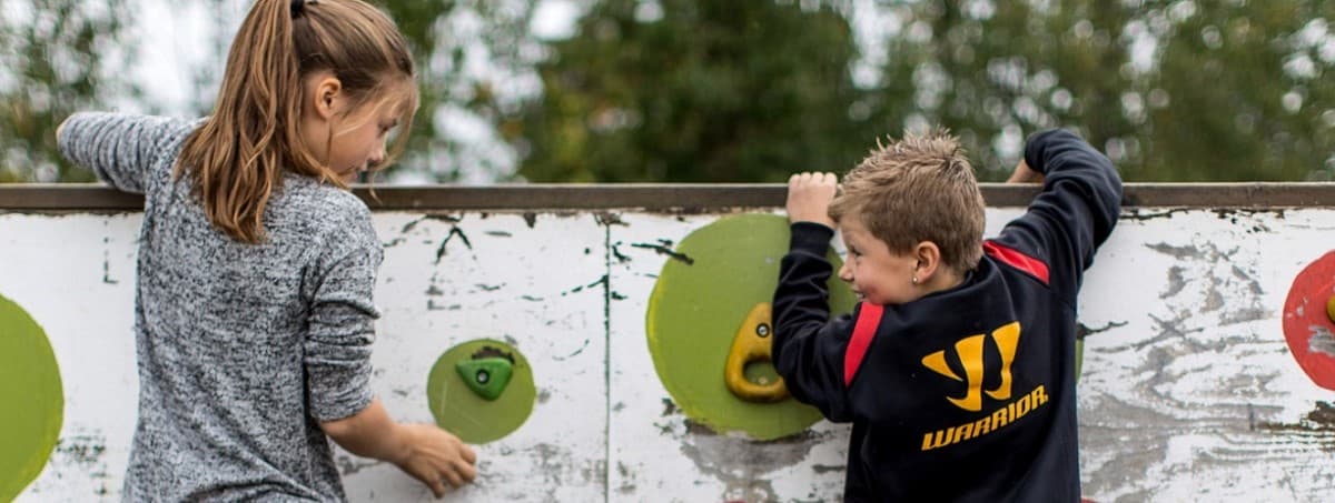 jente og gutt som klatrer