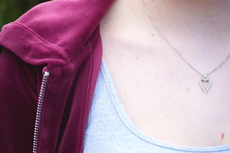 Person med hjertesmykke rundt halsen
