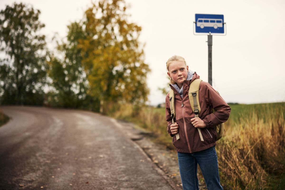 jente venter på buss
