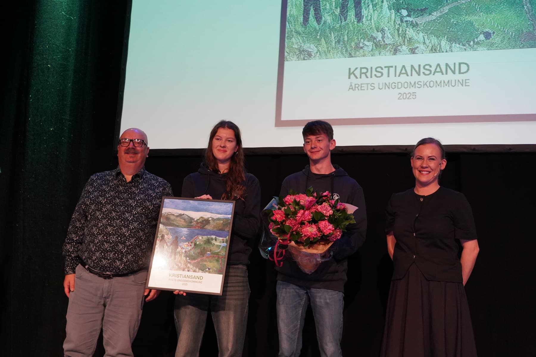 Barne- og familieminister Lene Vågslid overrekkjer prisen til Kristiansand kommune og deira ungdomsråd