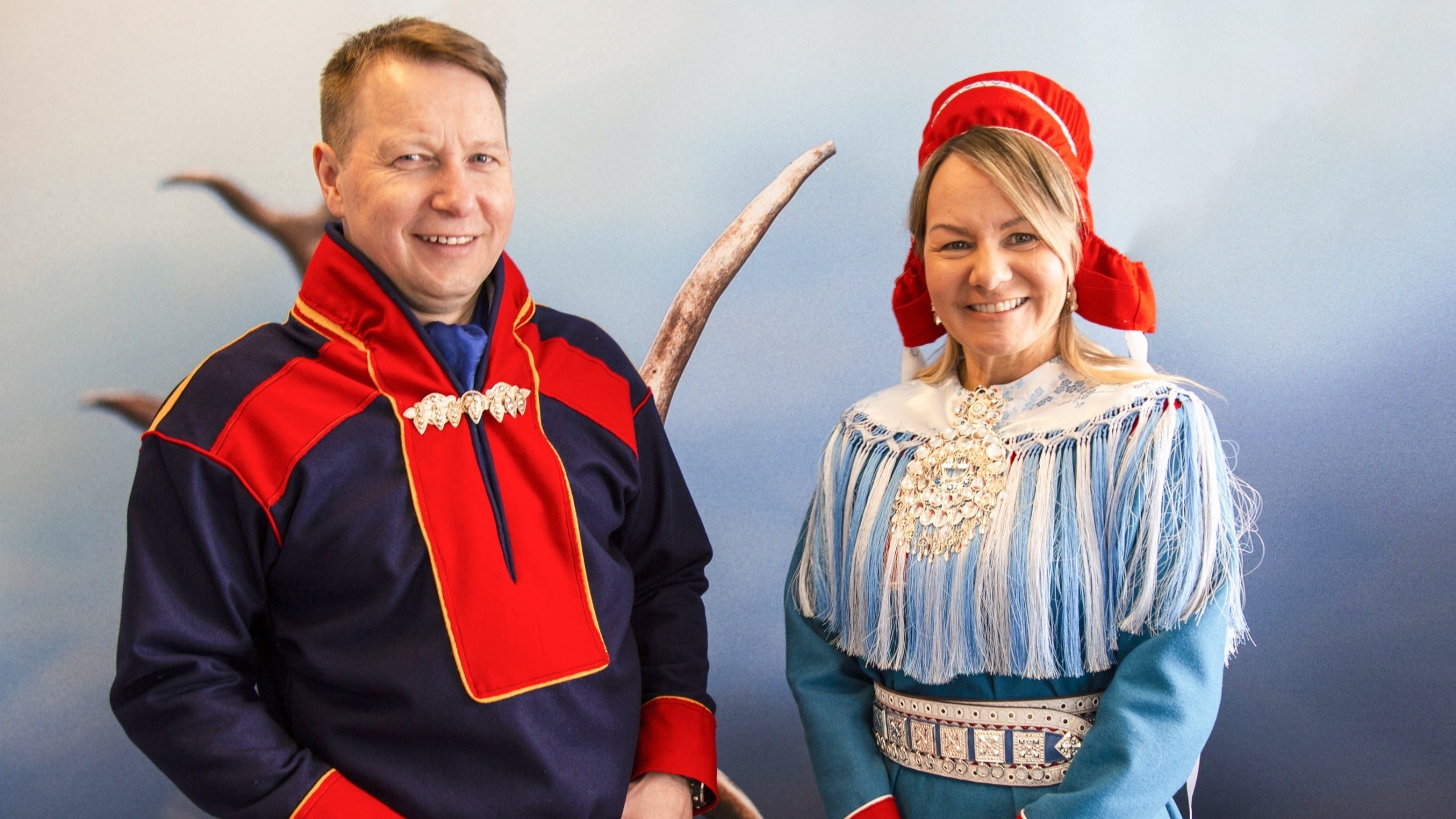 Olaf Trosten, avdelingsleder i NASAK, og May Helen Schanche, leder i NASAK og Indre Finnmark familievernkontor, feirer Samefolkets dag.