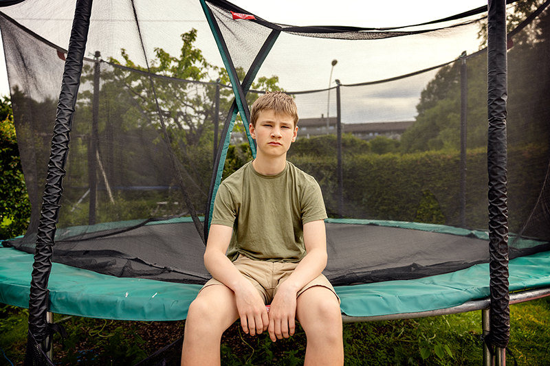 Gutt sitter på trampoline