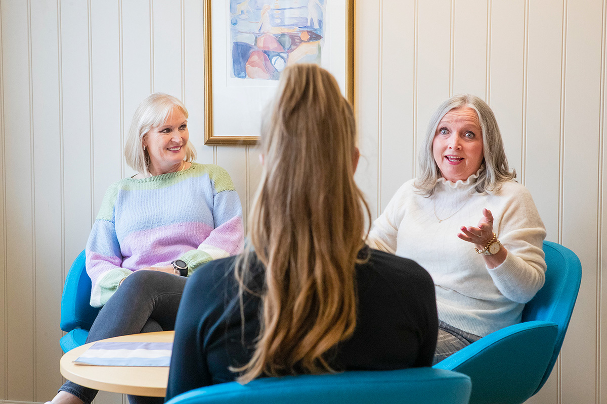 Leder for Familievernkontoret Namdalen, Karen Hasselvold og familieterapeut Kirsten Kvalø i samtale med klient. Illustrasjonsfoto.