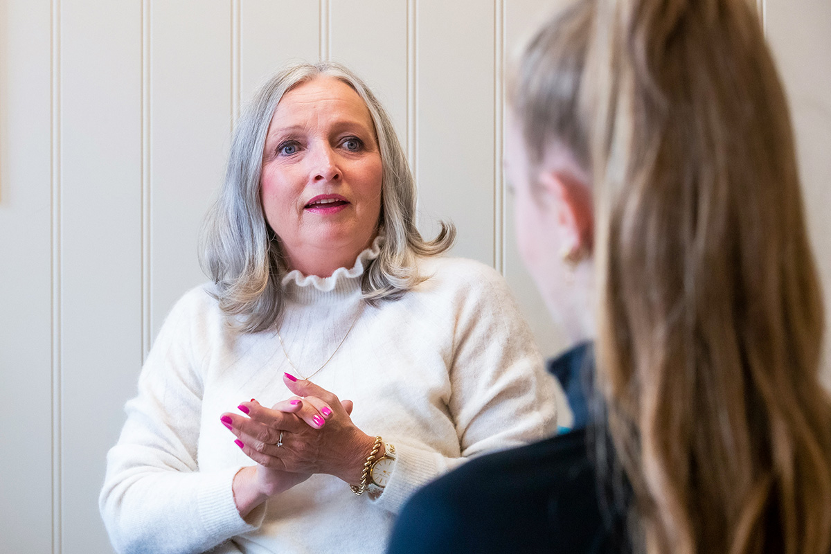 Familieterapeut Kirsten Kvalø i samtale med klient. Illustrasjonsfoto.