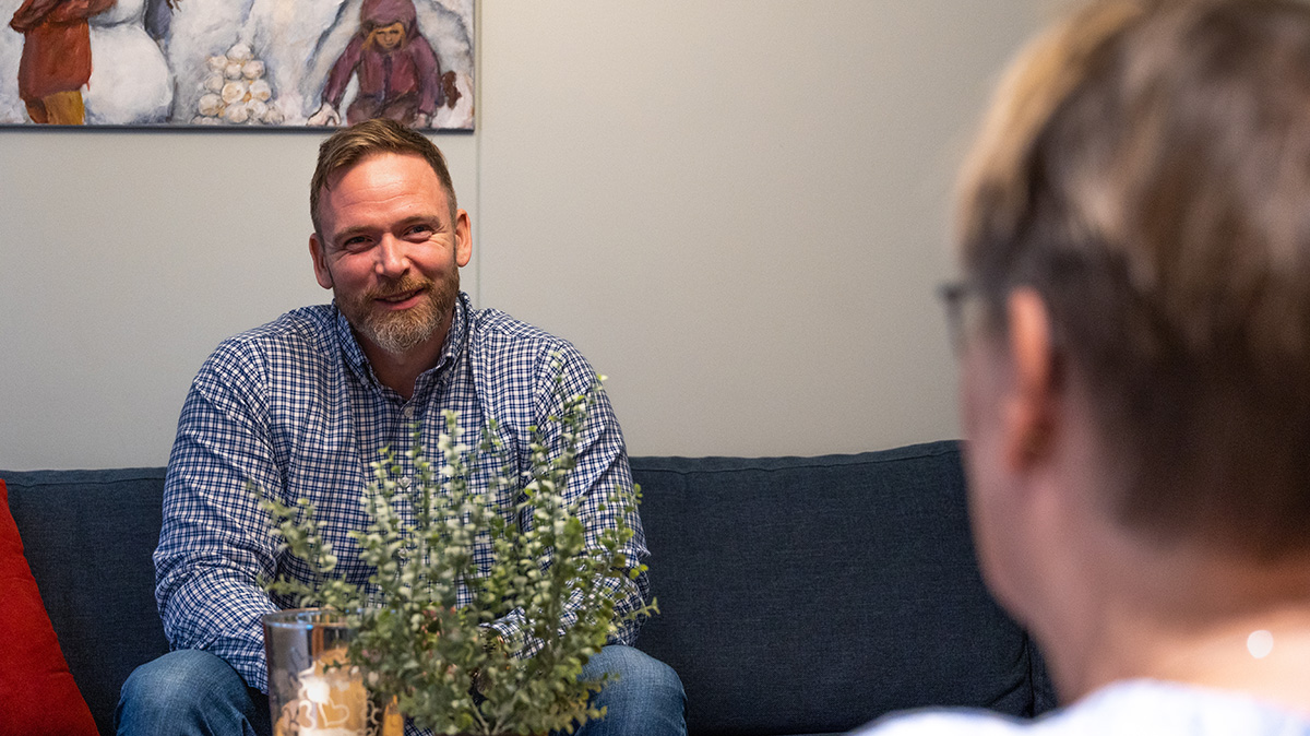 Familieterapeut Arnstein Søvik i samtale med klient. Illustrasjonsfoto.