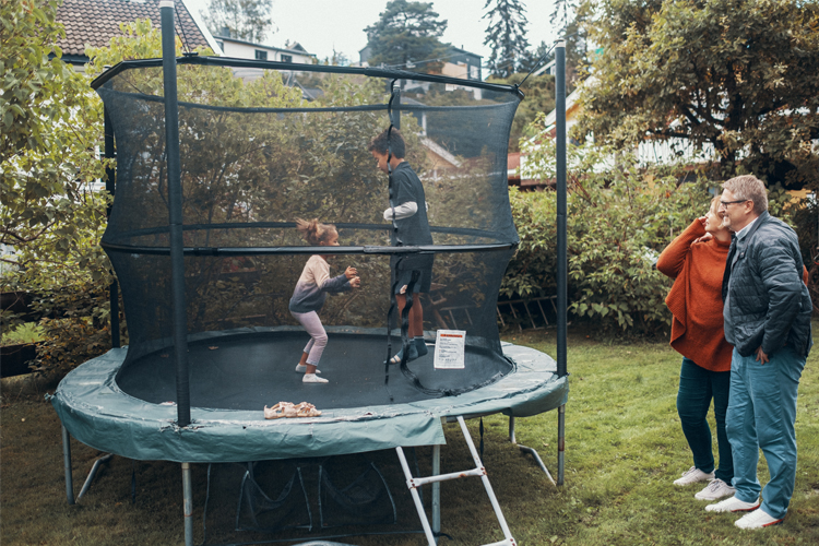 Barn på trampoline.
