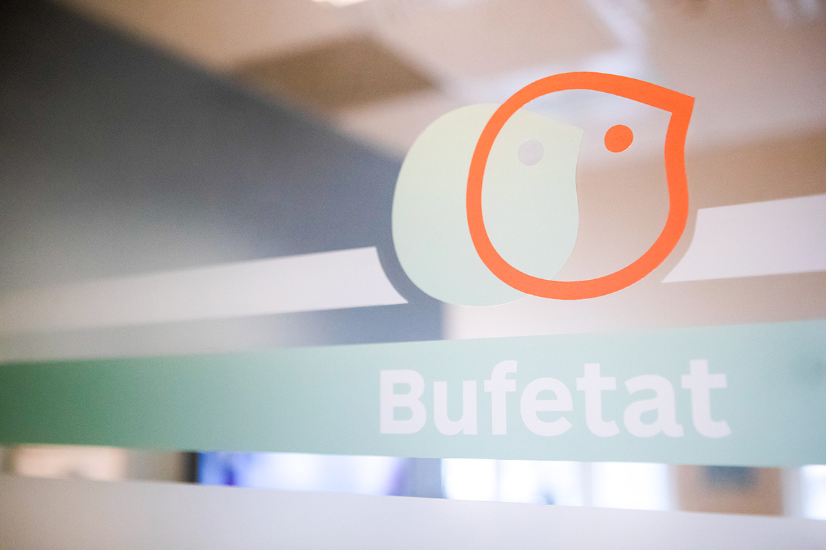 Bufetat-logo på glassvegg. Foto.
