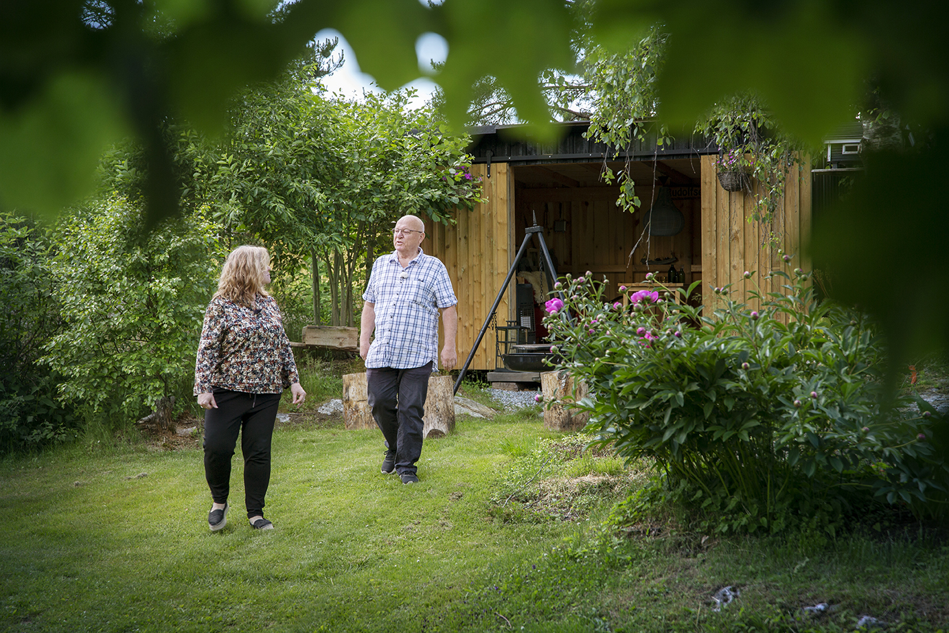 Inger-Lise og Ole Rudolfsen i hagen