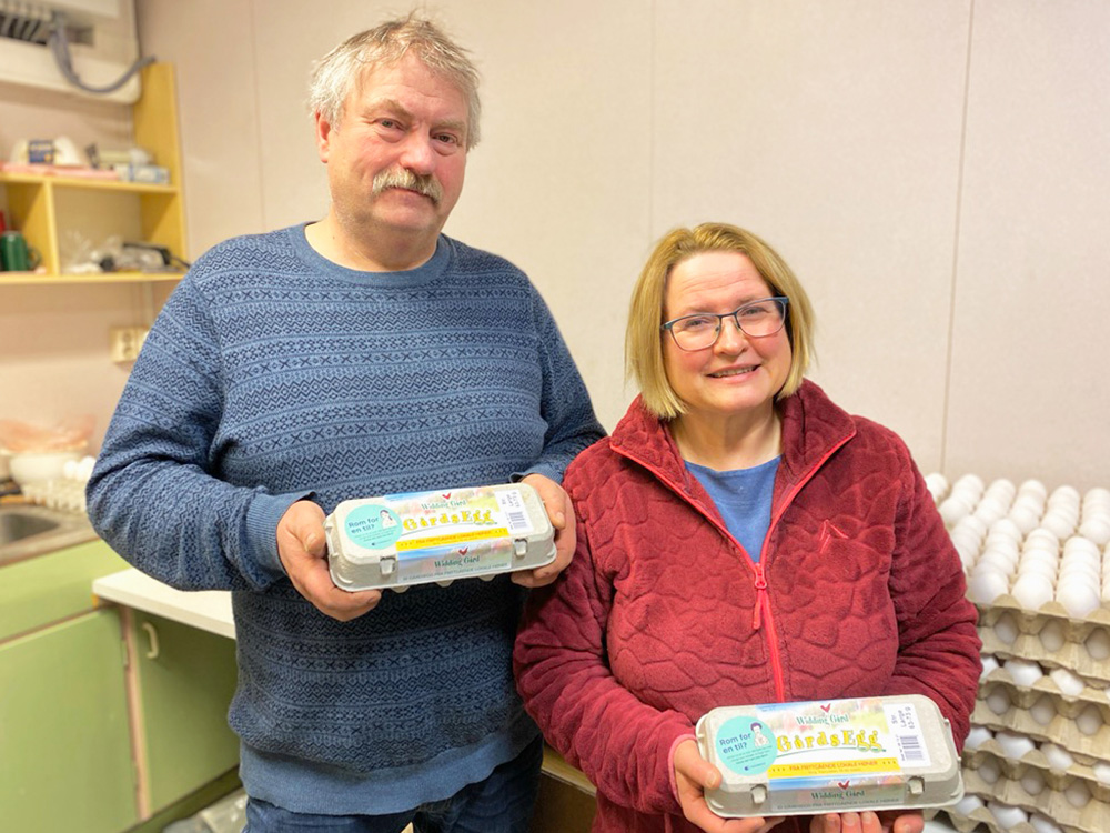Widding gård merker sine eggekartonger med etiketter fra kampanjen