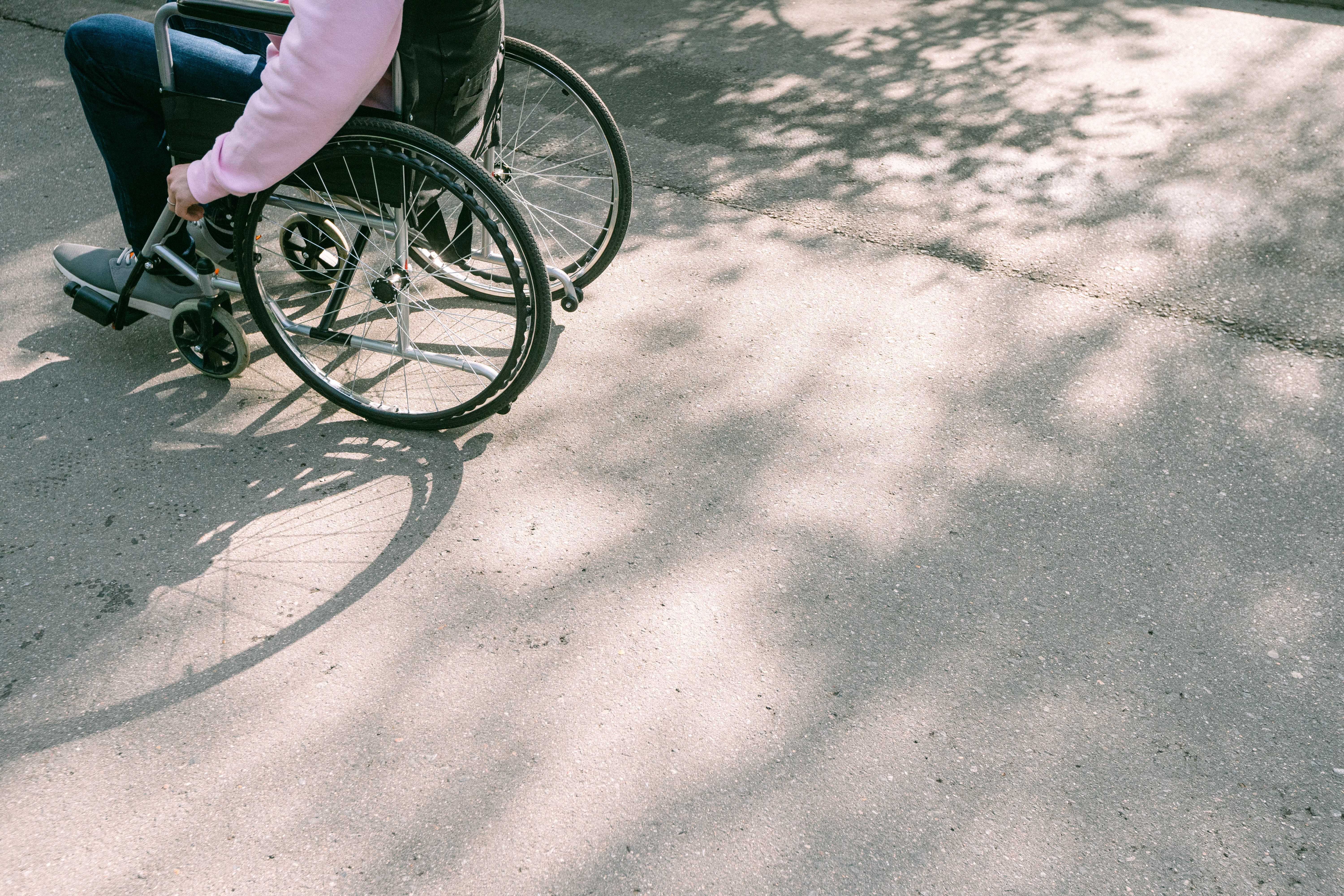 en person i rullestol på asfalt